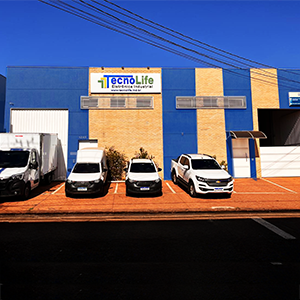 Fachada Tecnolife Ribeirão Preto com frota de veículos